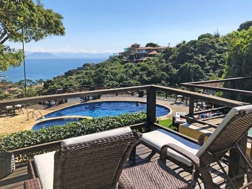 Varanda com vista para a piscina e o mar, Pousada Amancay
