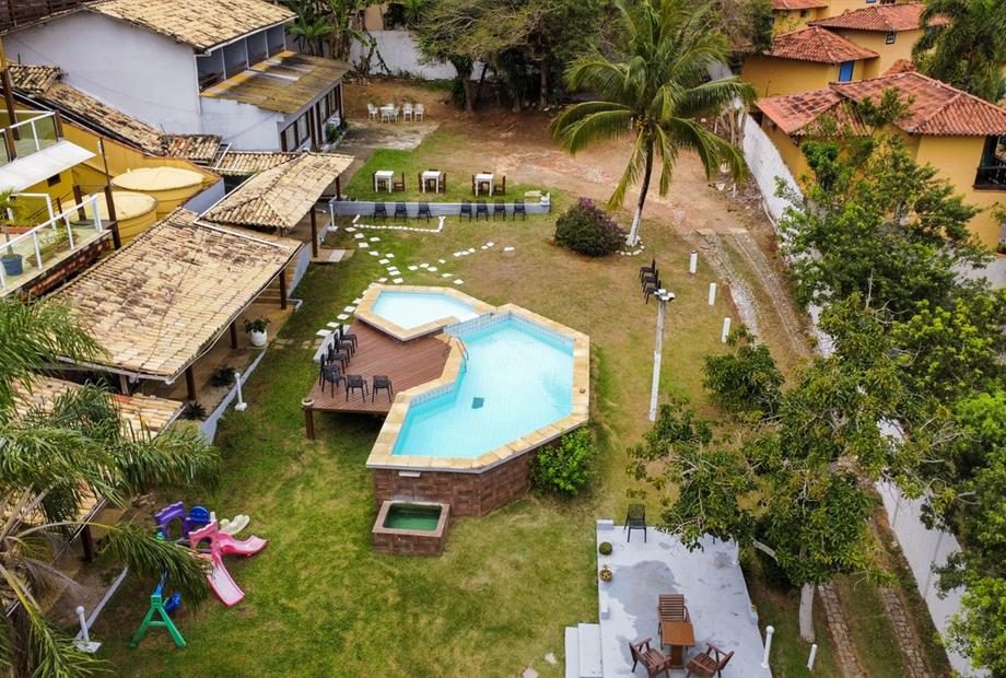 Vista aérea da área de piscina da Pousada New Paradise