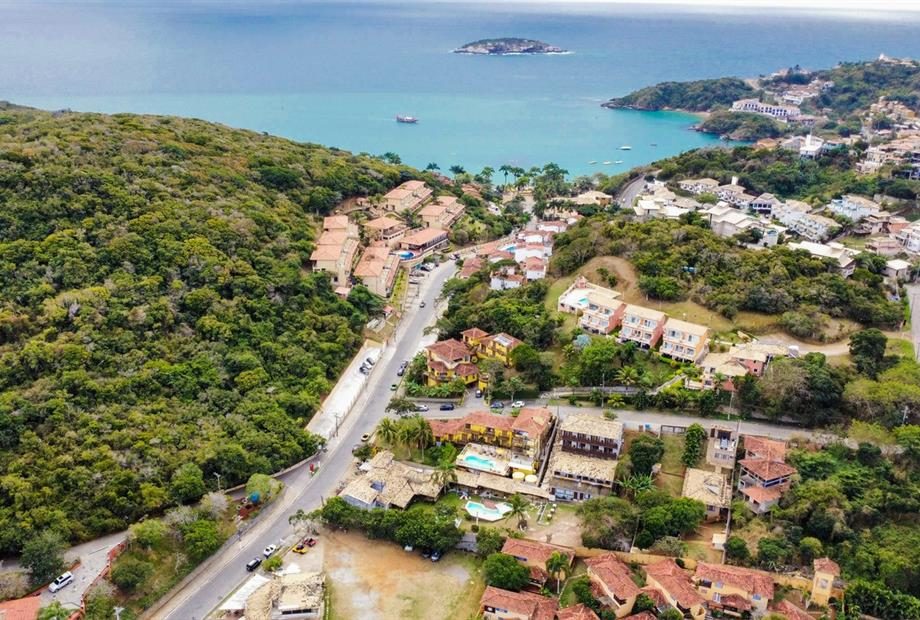 Vista aérea da região e da orla próxima à pousada