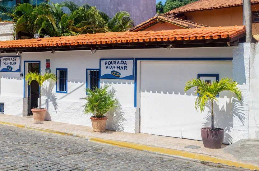 Fachada da Pousada Via Mar Búzios durante o dia